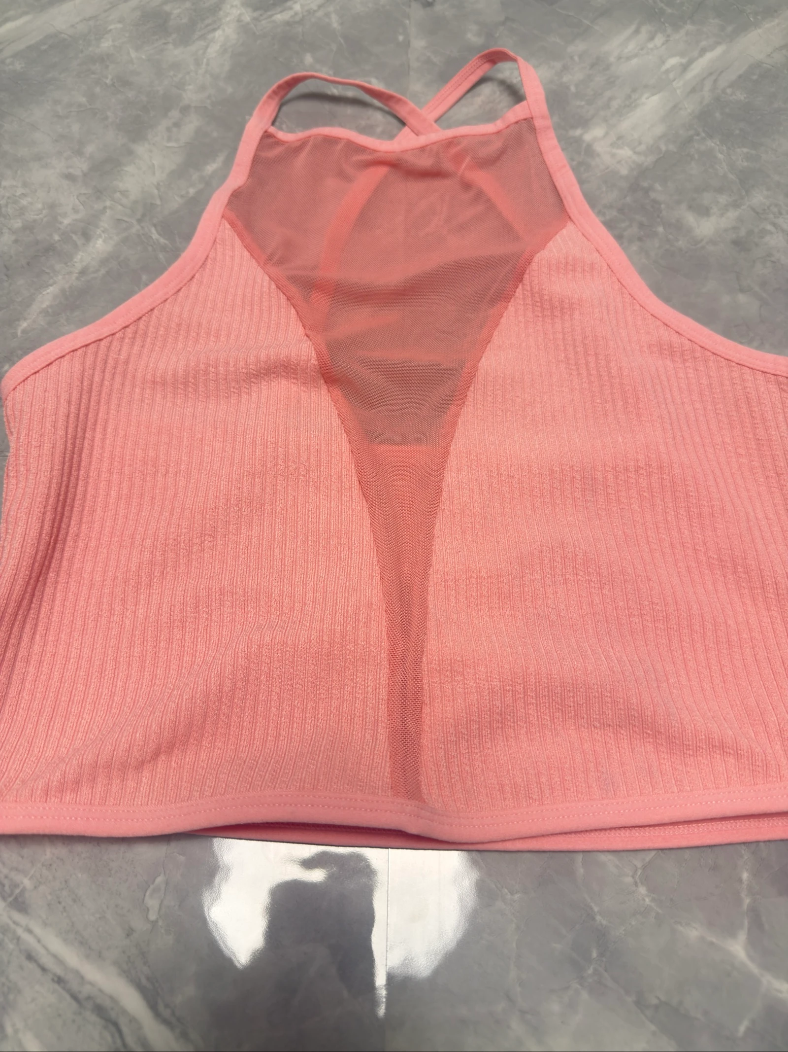 Haut court rose en côtes avec détail de maille dans le décolleté | Taille L – photo 2